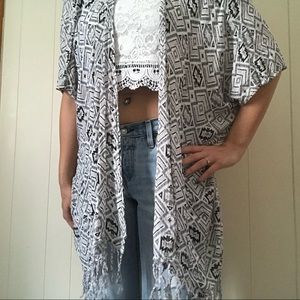 Lagaci kimono shrug one-size tribal print fringe